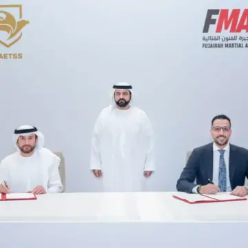 ولي عهد الفجيرة يشهد توقيع مذكرة تفاهم لدعم المواهب الرياضية وتطوير الفنون القتالية